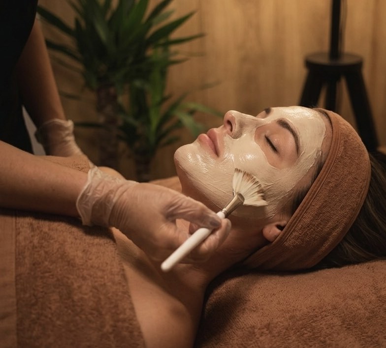 Persona disfrutando de tratamiento spa de limpieza facial en HÛ en Santutxu Bilbao