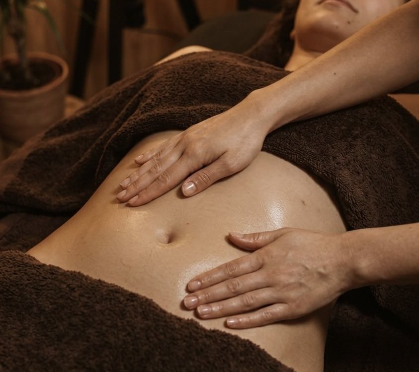 Persona disfrutando de masaje anticelulitico en HÛ spa en Santutxu Bilbao
