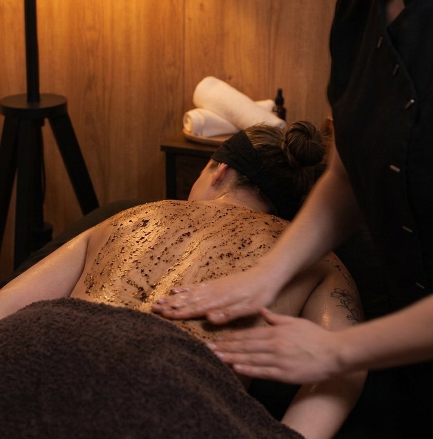 Persona disfrutando de tratamiento spa de exfoliación corporal en HÛ en Santutxu Bilbao