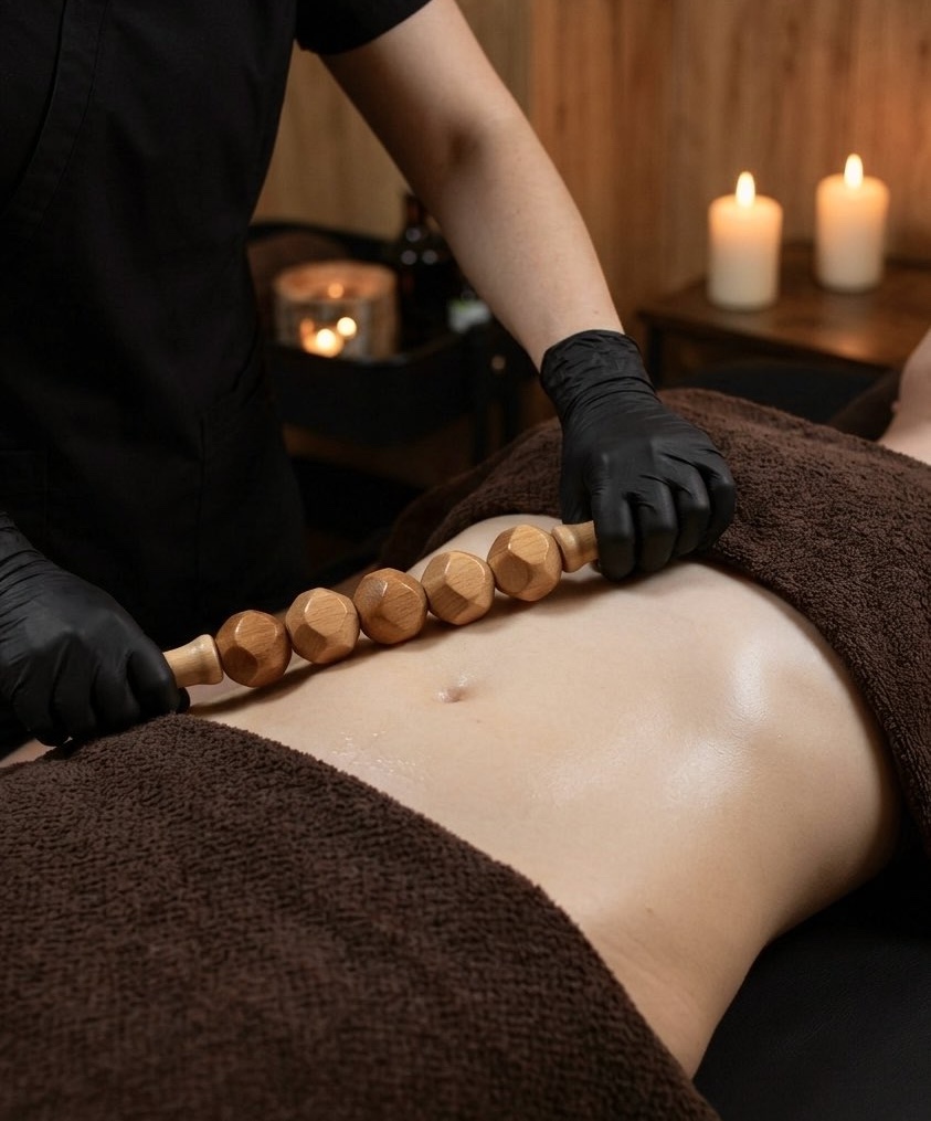 Persona disfrutando de tratamiento spa de maderoterapia en HÛ en Santutxu Bilbao