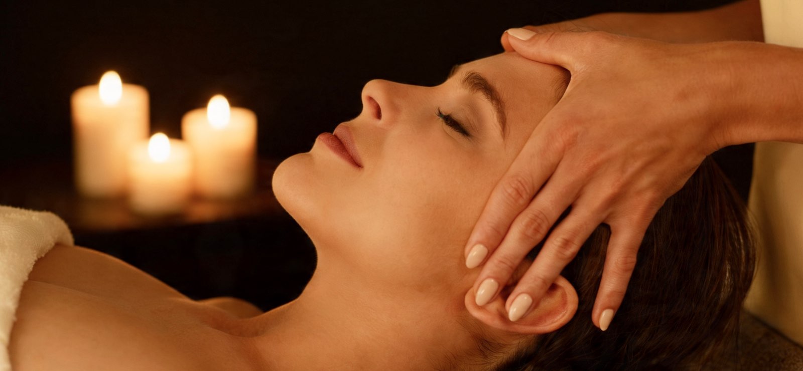 Mujer relajada disfrutando ritual personalizado HÛ spa en Santutxu Bilbao